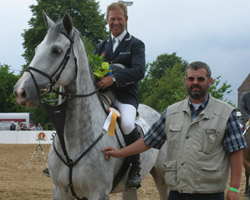 Arno Goewe aus Broock, der hier Rolf-Göran Bengtsson zum Sieg gratuliert, steht im Ranking der Mecklenburger Züchter auf dem 2. Platz.